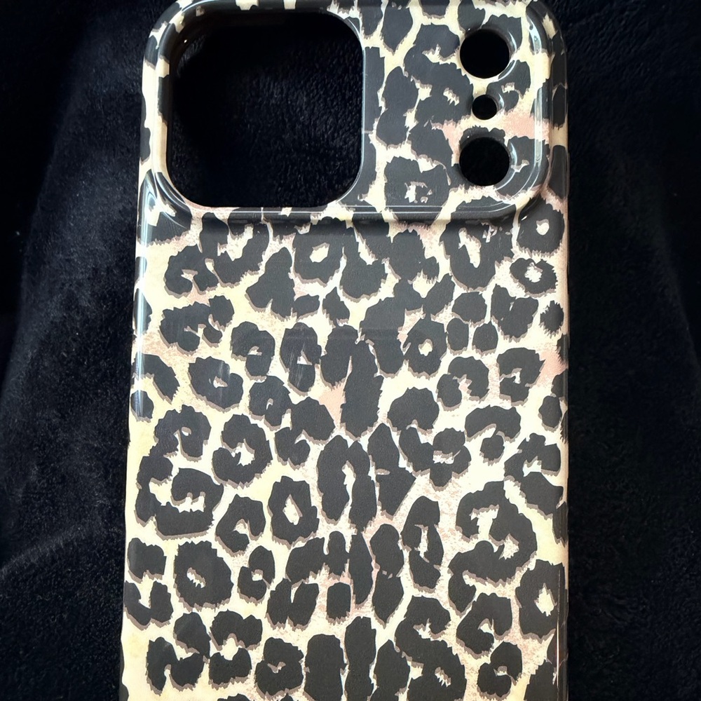 Velvet Caviar Leopard Print 17 promax Phone Case
